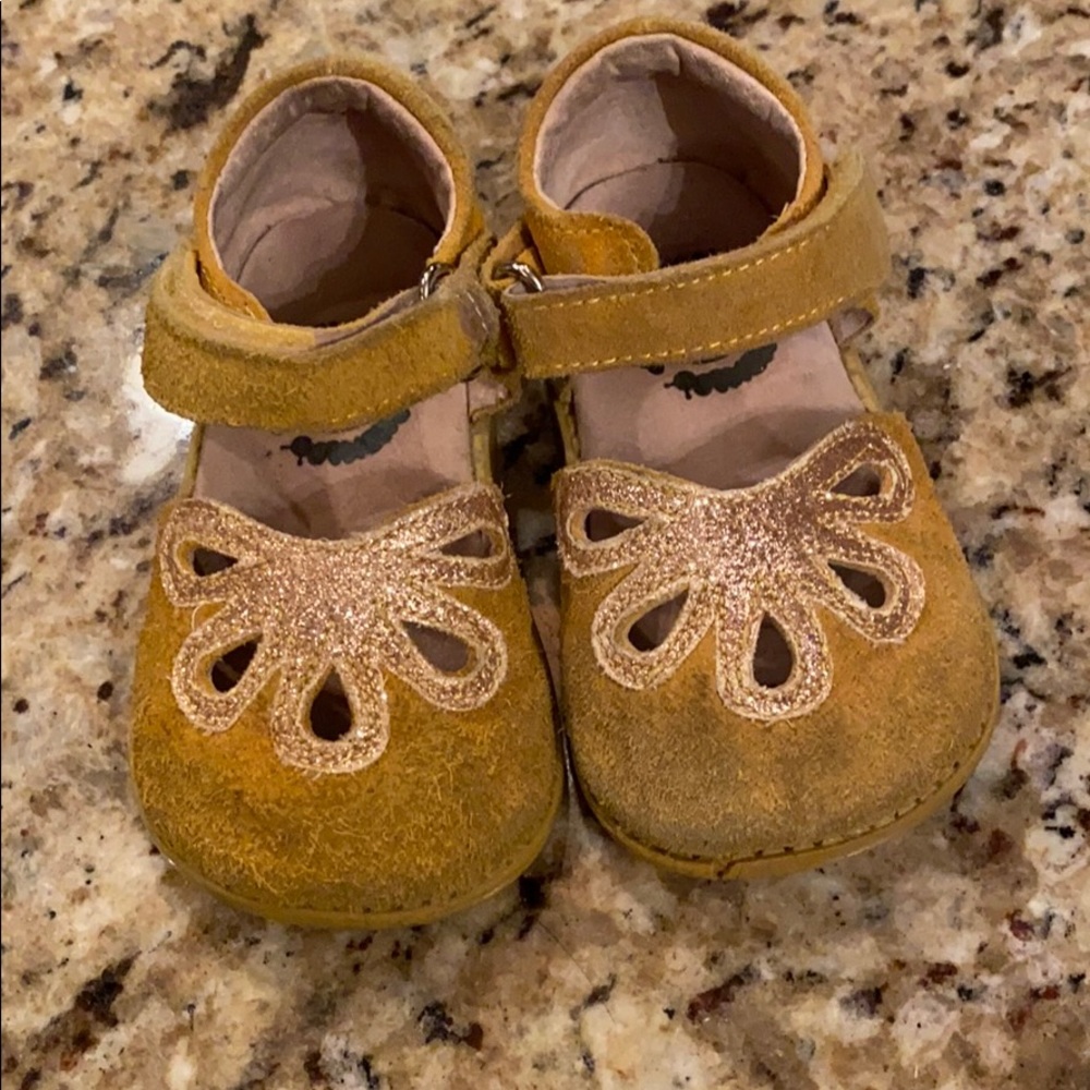 PLAY CONDITION MUSTARD w/ GOLD SIZE 5